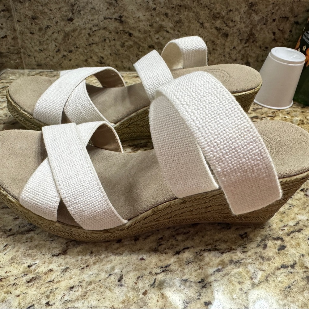 CHARLESTON SHOE CO. Cream Wedge Sandals 7